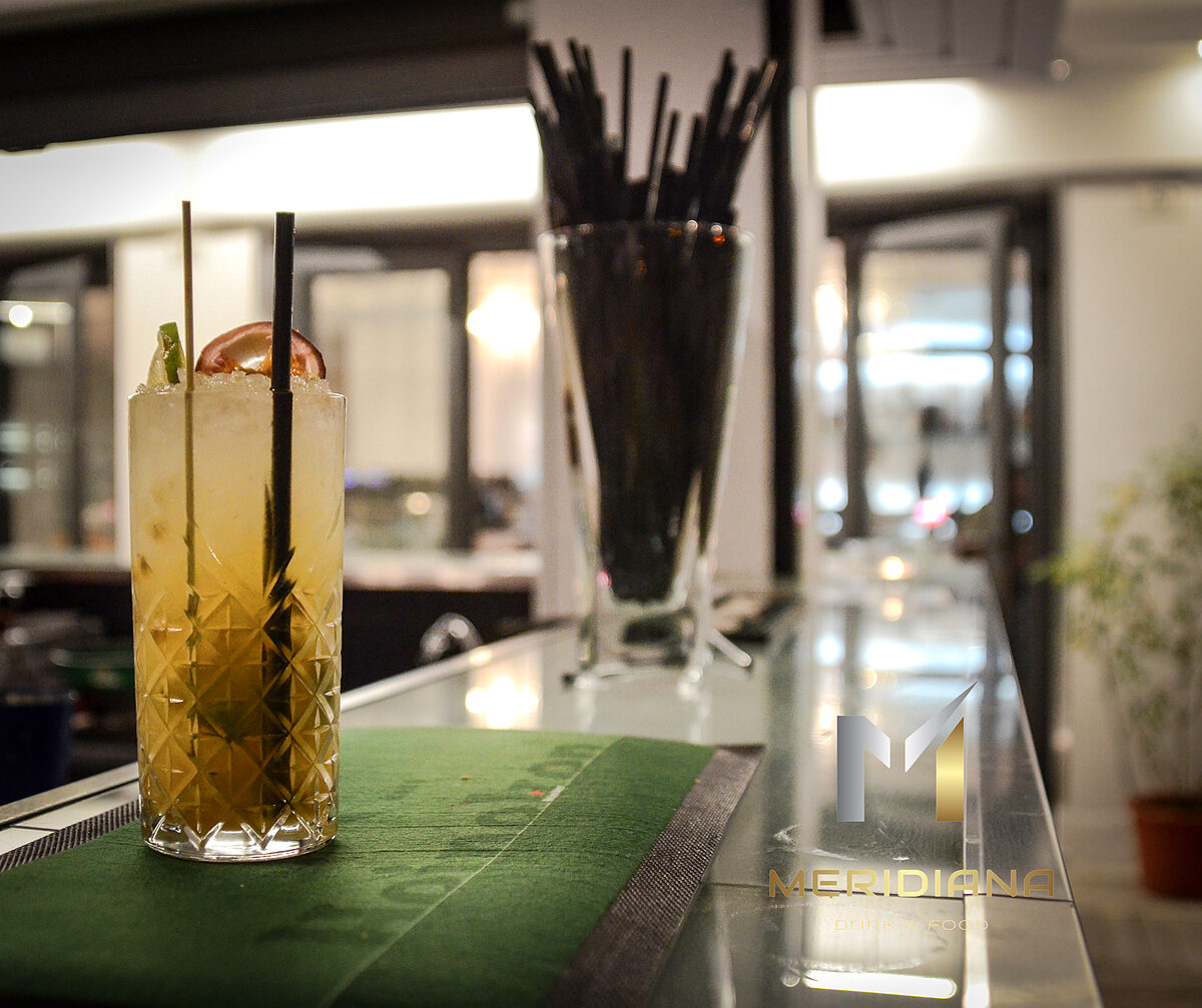 Cocktails am Tresen des Meridiana am Abend