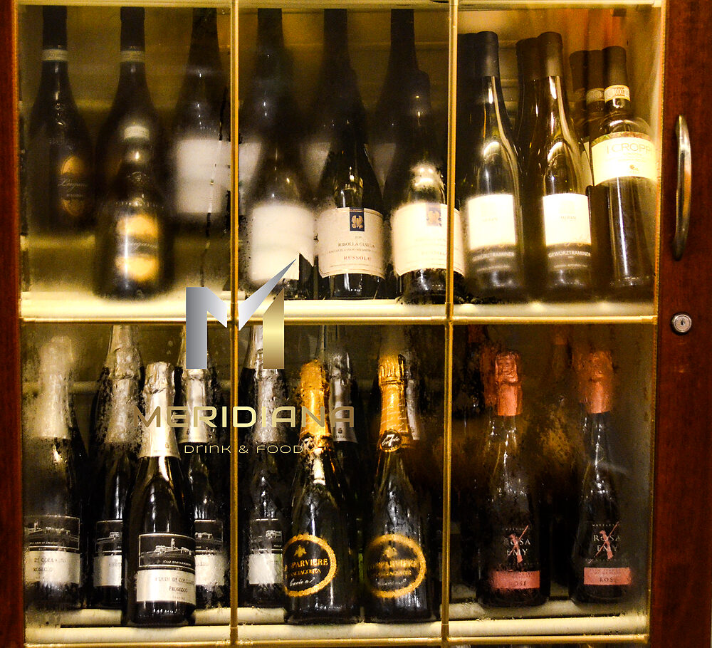 Schaumweine in der beleuchteten Vitrine